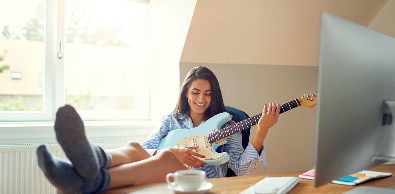 The Top 5 best online guitar lessons platforms 2021 woman 1